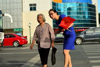 我市开展“中国式过马路”文明交通志愿者服务活动