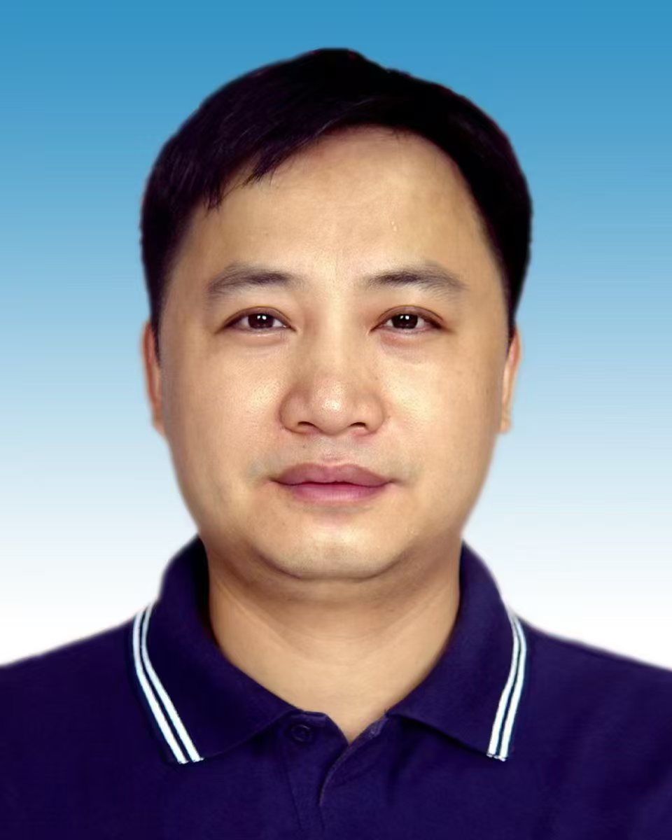 王　君