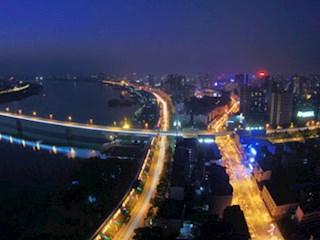 流光溢彩夜柳城