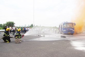 新国线集团常德运输公司在柳叶湖举行安全应急演练