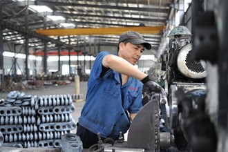 湖南三特机械制造有限公司车间内工人加工机械零件