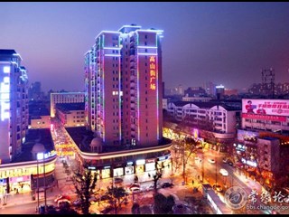 夜幕下的高山街