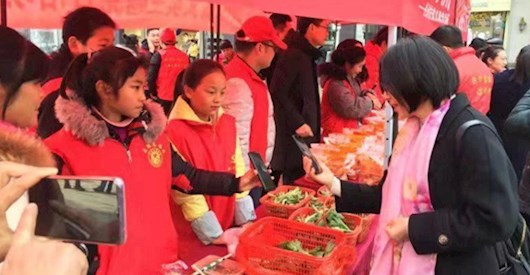 武陵阁步行城“新春吉祥，爱在丹洲”扶贫义卖活动现场