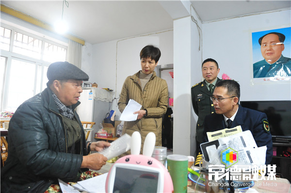 市领导慰问社区困难群众