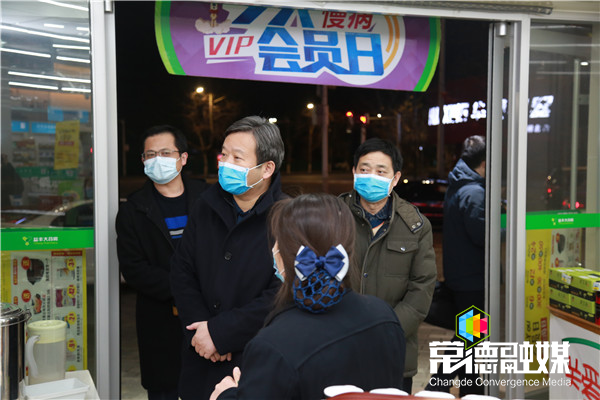 曹立军夜访社区疫情防控工作