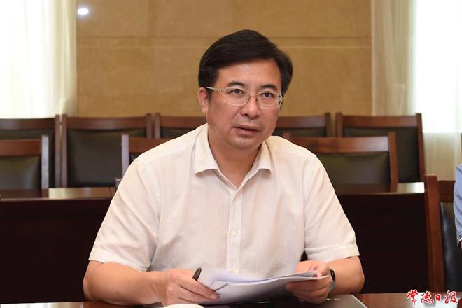 邹文辉调研全市交通运输工作时要求： 坚持交通先行 加快打造区域性交通和物流枢纽