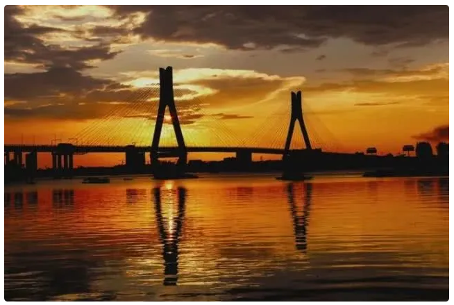 夕阳下的桃花源大桥