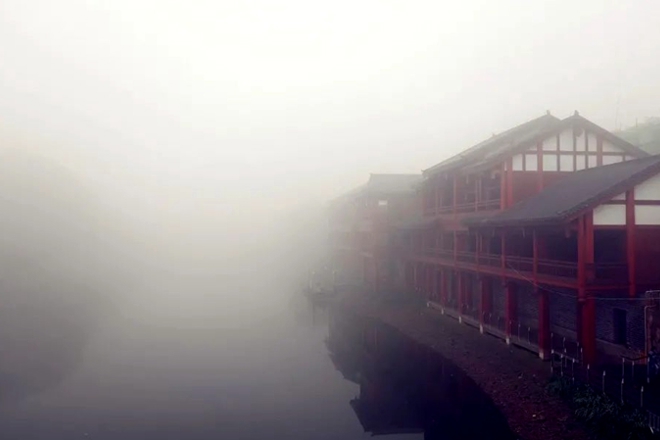 薄雾中的栗水河边