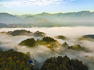 云绕东山峰