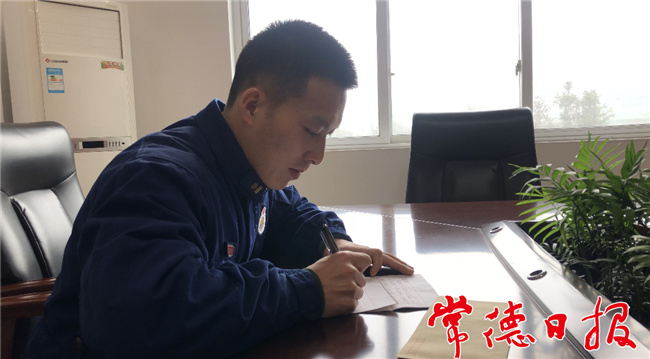 谭晓英正在给妻子写信_1613016674202.jpg