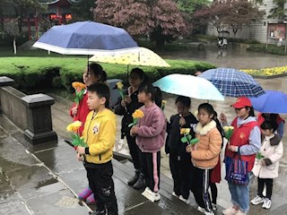 东江街道浮桥社区志愿者与社区留守儿童：常德会战抗日纪念碑前祭奠英烈