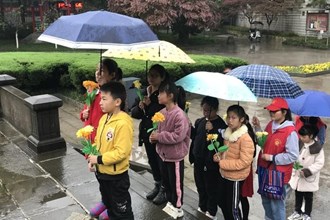 东江街道浮桥社区志愿者与社区留守儿童：常德会战抗日纪念碑前祭奠英烈