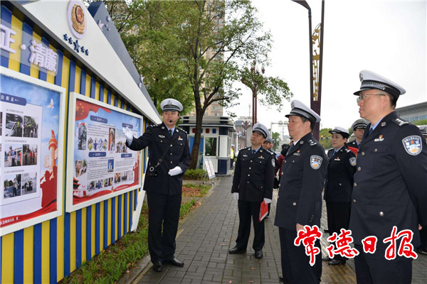 省交警总队为“曾祥富交通管理示范岗”授牌