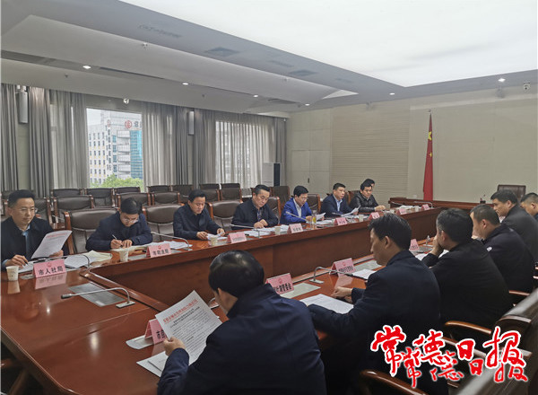 市领导专题调度会时指出：要强化措施 进一步缓解城区“行车堵、停车难”问题