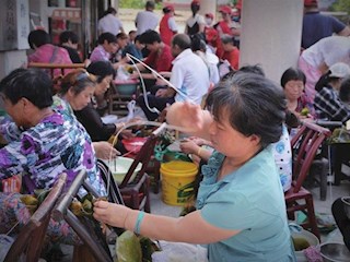武陵区长庚街道聚宝社区组织包粽子活动