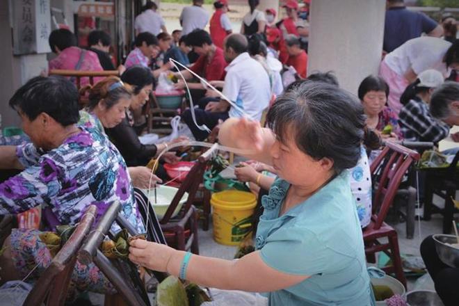 武陵区长庚街道聚宝社区组织包粽子活动