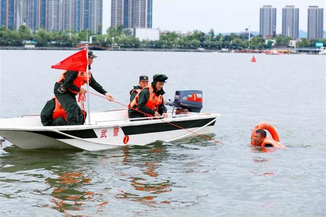 武警常德支队开展救援集训暨抗洪抢险实战演练