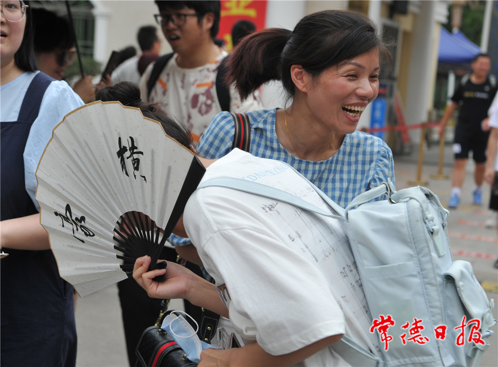 6月9日，在常德市一中考点，中午下考后，一名考生拿着一把写着“豪横”两字的折扇，信心满满地走出考场，被前来迎考的妈妈一把抱住，激动之情溢于言表。本报记者 陈欢 摄.jpg