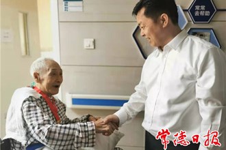 市领导“七一”前夕慰问老党员