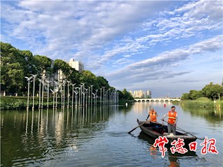 穿紫河美容师
