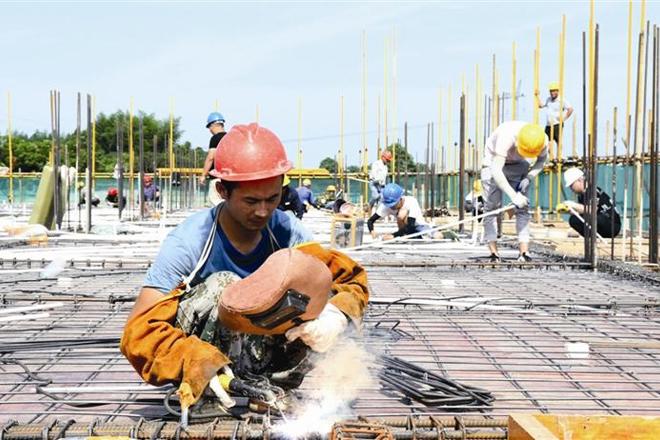 常德经开区：5G通讯塔及城市智慧综合杆项目火热建设中