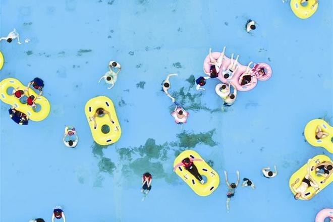 常德欢乐水世界迎来避暑高峰