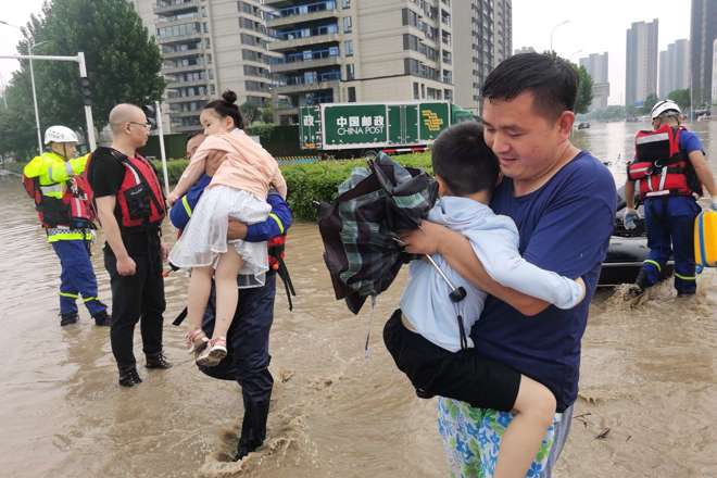 常德蓝天救援队在郑州一小区协助转移群众和运送物资