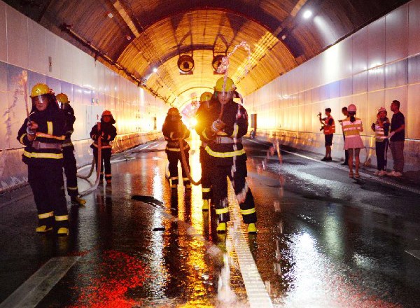 常德沅江隧道开展综合应急演练