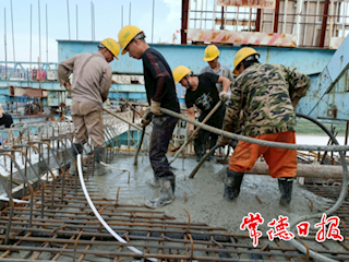 烈日炎炎施工忙　张公庙澧水特大桥建设正酣