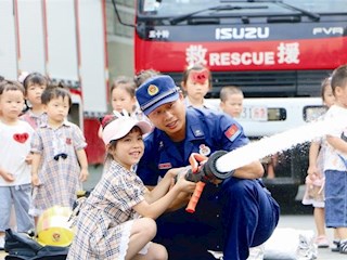 津市市：津世华龙幼儿园走进消防站