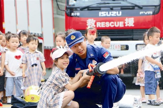 津市市：津世华龙幼儿园走进消防站