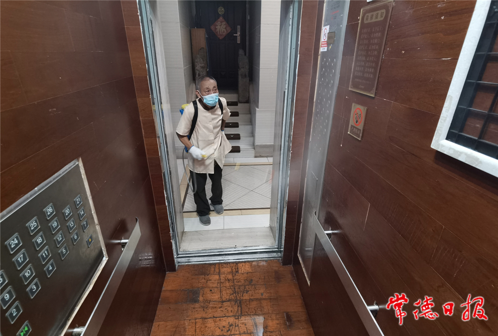 15：8月2日，市城区柳叶大道紫缘路附近某小区，保洁人员在对电梯间进行消杀作业。  李龙 摄_副本.jpg