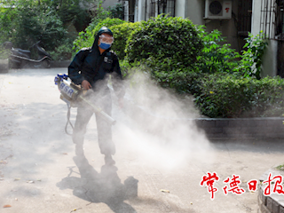 常德蓝天救援队对全市无物业小区进行义务消杀