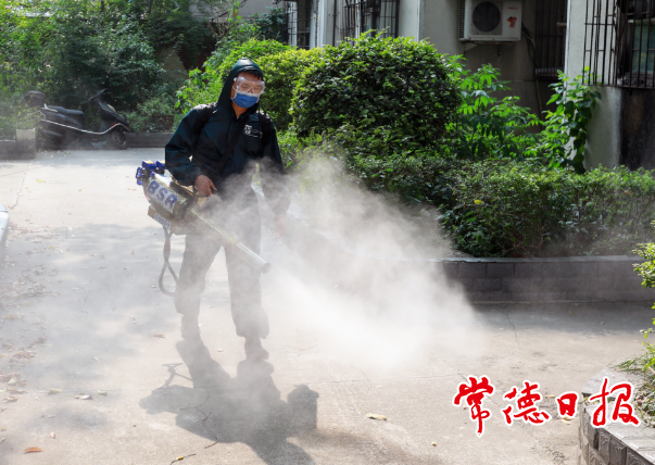 常德蓝天救援队对全市无物业小区进行义务消杀