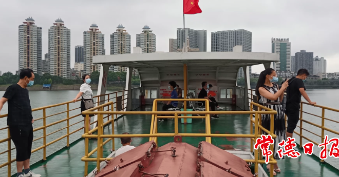 轮渡重拾“江湖”地位 每天千余人坐船往返沅江两岸