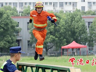 “秋老虎”里常德消防练兵忙