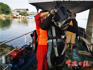 德山大桥“体检” 蛙人潜水把脉桥墩