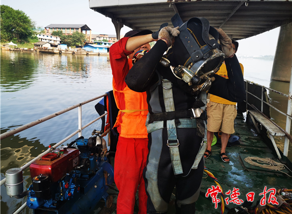 德山大桥“体检” 蛙人潜水把脉桥墩