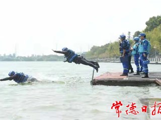 蓝天救援队在柳叶湖选“武教头”