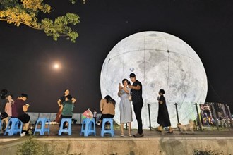 柳叶湖畔嫦娥舞 超级月亮庆“双节”