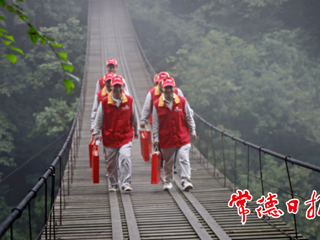 石门“电骡子”中秋前夕送“爱”忙