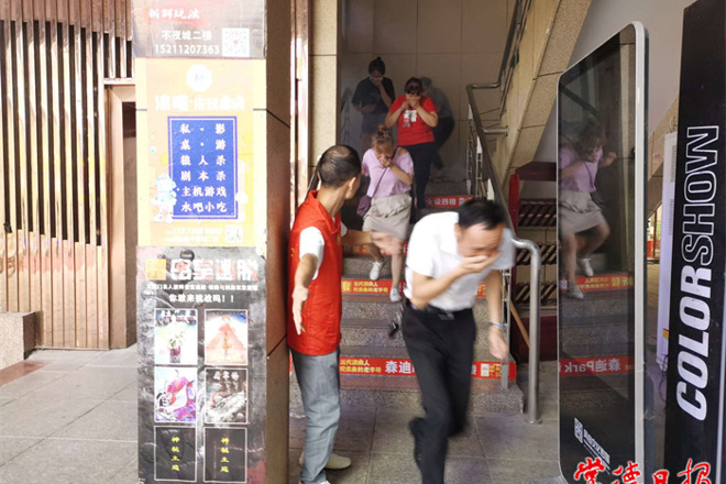 消防安全进商圈 为游客撑起“平安伞”