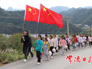 石门县太平镇芙蓉学校师生敬老院里献爱心