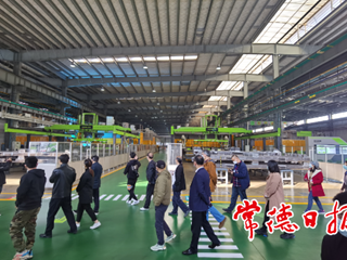 【经济】全国20位网络名人桃花源里看“智造”