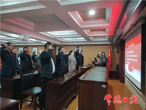 市城市管理事务中心开展文明礼仪和志愿者技能培训2_1637722542370.jpg
