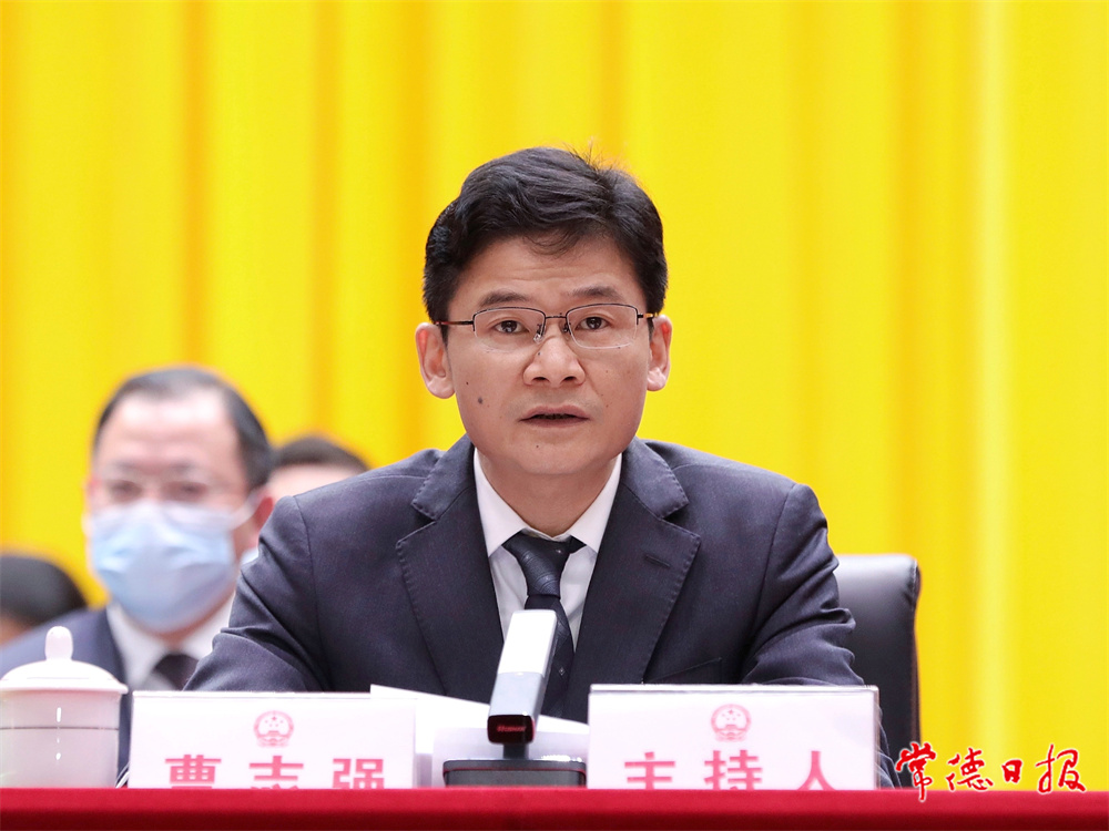 市委书记曹志强主持会议_1641046494425.jpg