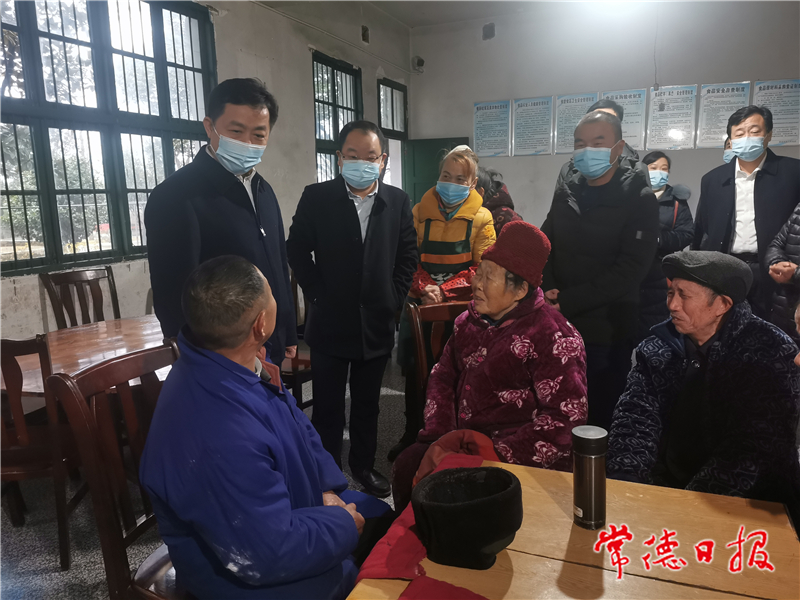 刘国龙节前慰问3_1643286812396.jpg