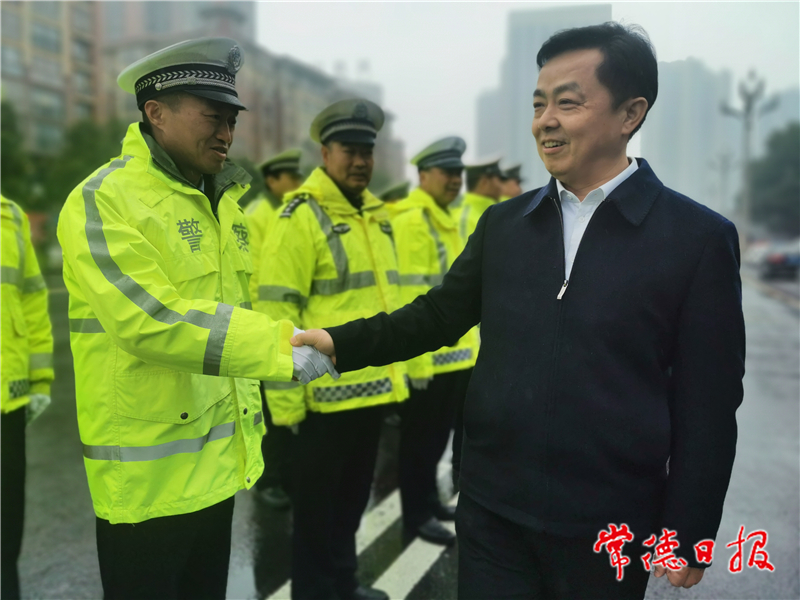 刘国龙节前慰问1_1643286812902.jpg