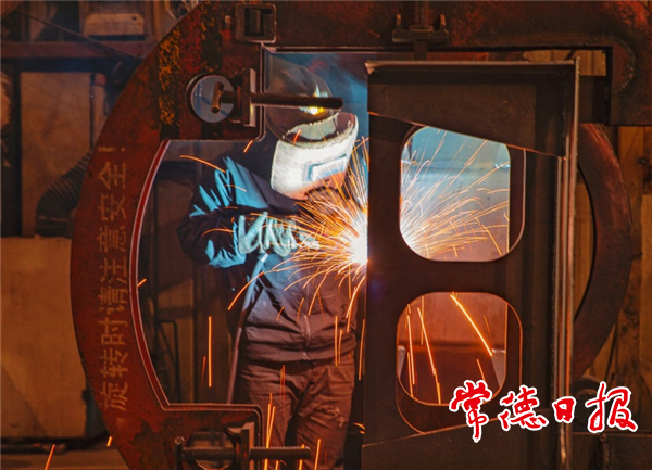 【经济】“小巨人”节前忙交付