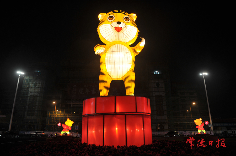 1月25日，市城区武陵阁花灯点亮，主题为“”五虎闹新春“。陈欢 摄.jpg